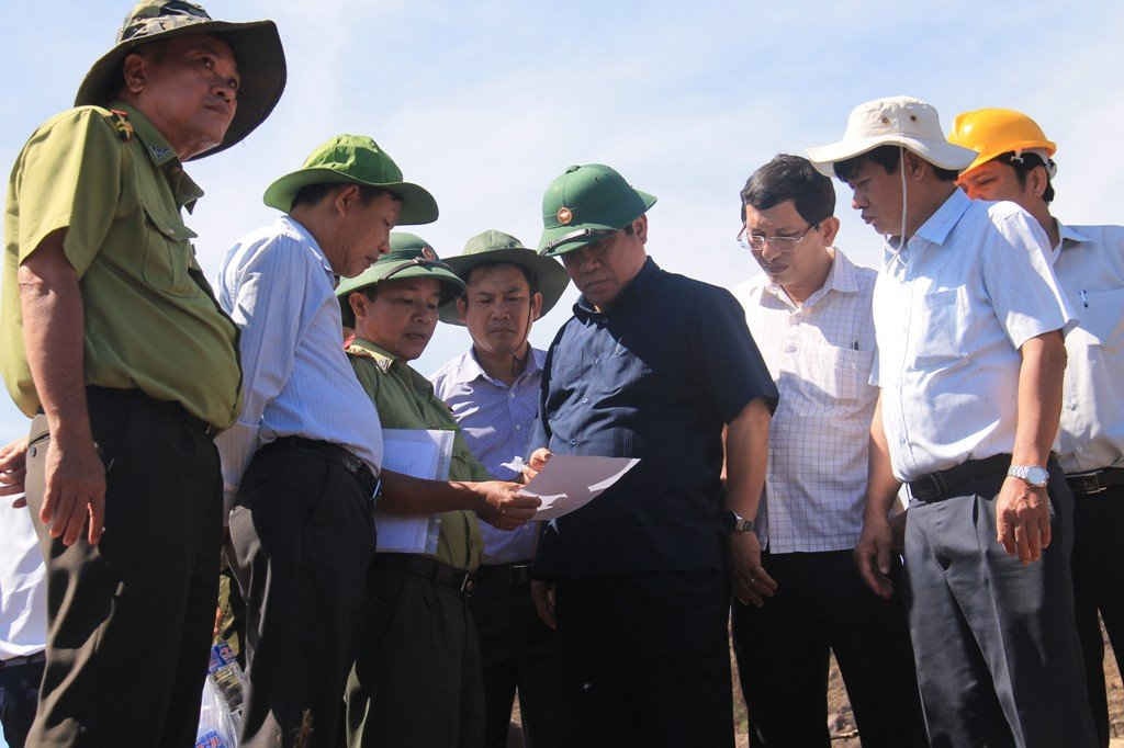 Đại diện Hạt Kiểm lâm huyện Hoài Nhơn báo cáo Bí thư Tỉnh ủy về vị trí khu vực phá rừng giáp ranh với xã Hoài Sơn (huyện Hoài Nhơn). 