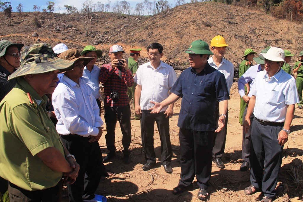 Chủ tịch UBND xã An Hưng Đinh Văn Chê (người thứ hai từ trái sang) rình bày lý do dẫn tới vụ phá rừng ở tiểu khu 1 đến đồng chí Bí thư Tỉnh ủy.