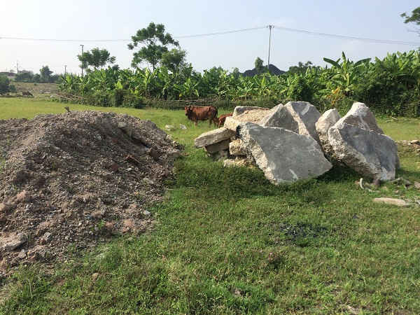 Đất đá thải, gạch vỡ, bê tông, các phế thải xây dựng này đều “có mặt” trong KCN Khánh Phú