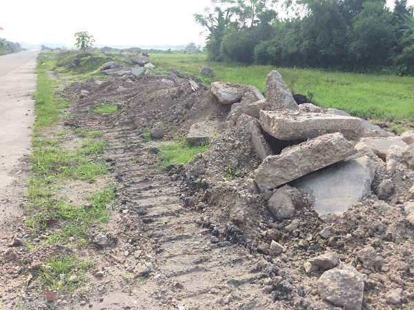 Bê tông, đất đá đổ tràn ra sát mép đường gây nguy hiểm cho người và các phương tiện lưu thông trong KCN
