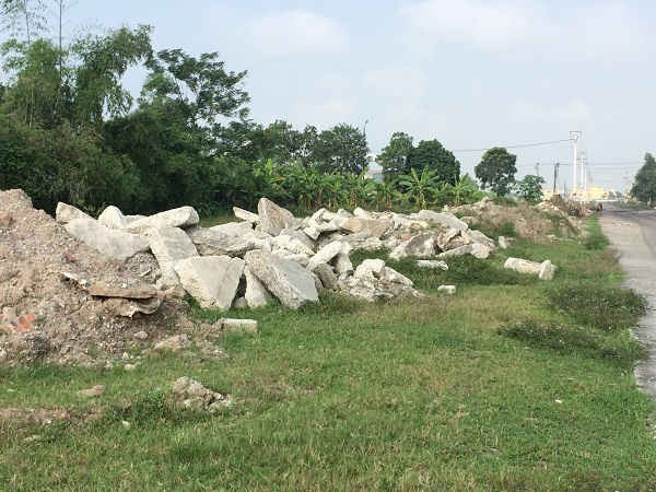 Bãi rác phế thải xây dựng ngang nhiên hình thành trong KCN Khánh Phú kéo dài hàng trăm mét
