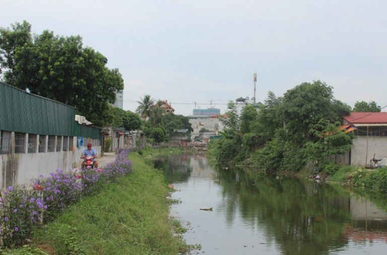 Đường ven sông Tô Lịch ở xã Vĩnh Quỳnh giờ thông thoáng, không còn cảnh lấn chiếm và đổ rác thải.