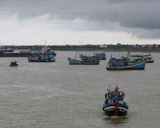 Tàu thuyền vào tránh bão ở Quảng Bình