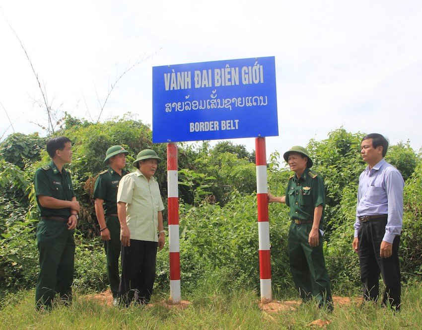 Đoàn kiểm tra biển bảo vành đai biên giới trên địa bàn huyện Hướng Hóa, Quảng Trị
