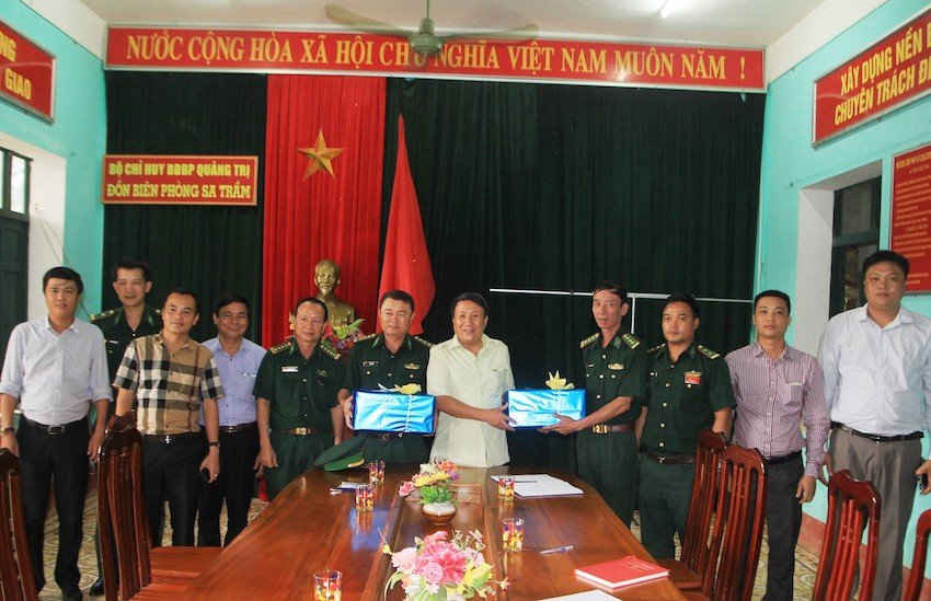 Đoàn tặng quà cho các chiến sĩ đang làm nhiệm vụ trên tuyến biên giới Việt Nam – Lào