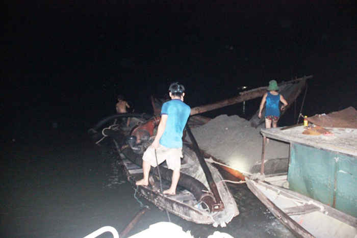 Lực lượng chức năng phát hiện các thuyền khai thác cát trái phép trên sông Hương