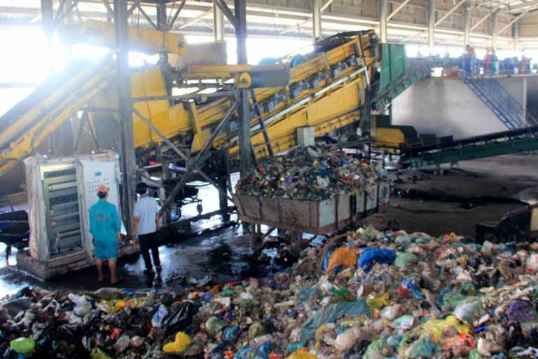 Đầu tư các nhà máy xử lý hoặc tái chế rác thải đang là yêu cầu lớn đặt ra