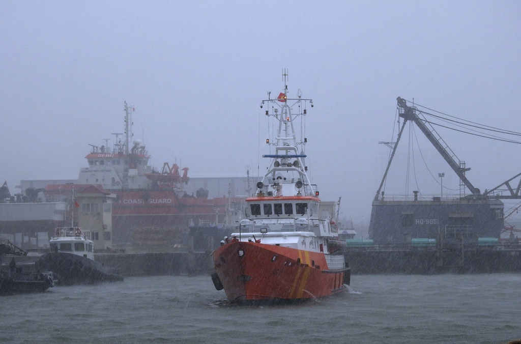 Tàu SAR 412 lên đường cứu nạn tàu ĐNa 90875TS trong điều kiện thời tiết khắc nghiệt