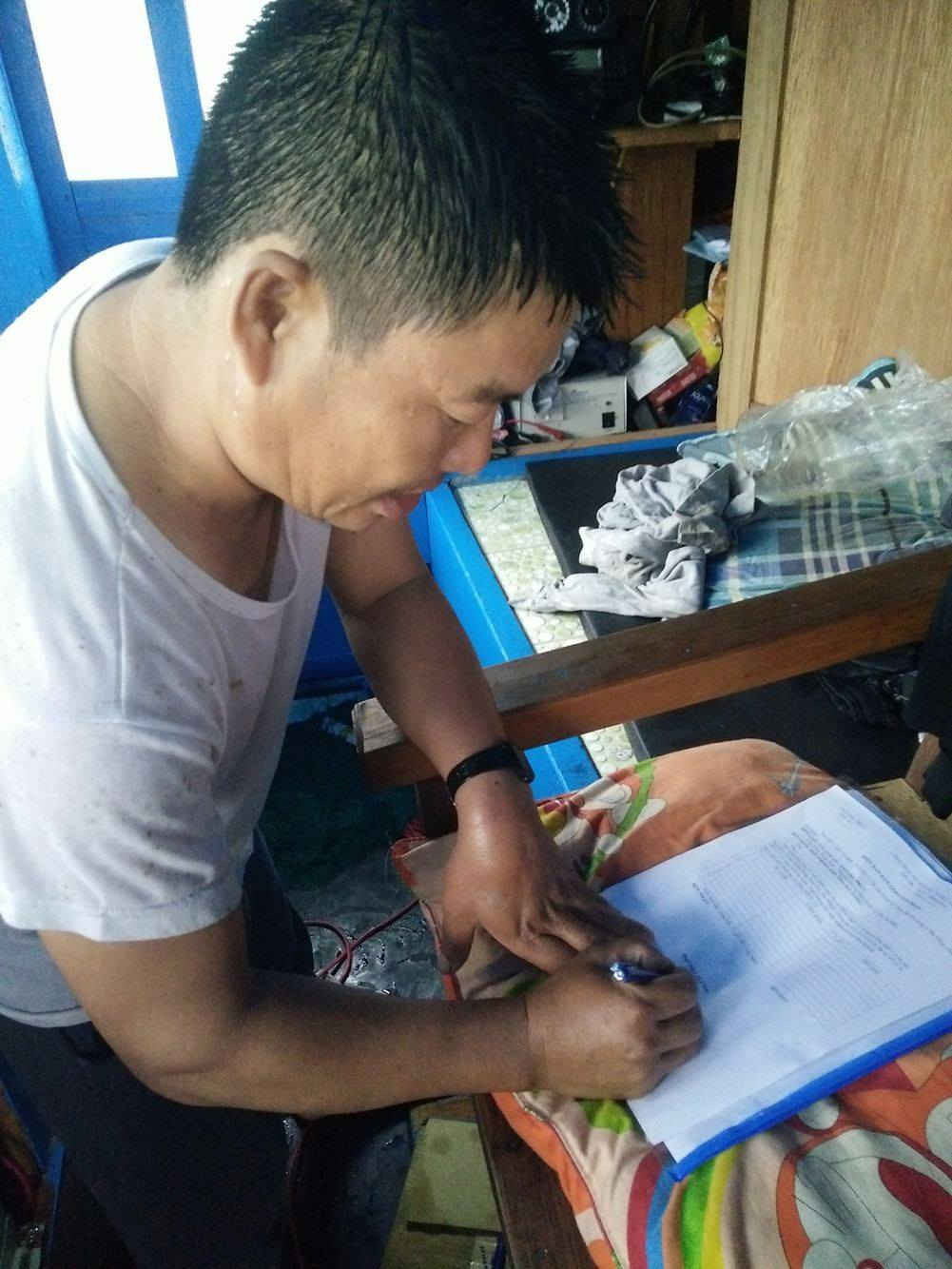 Ông Nguyễn Cu, thuyền trưởng tàu ĐNa 90875TS ký biên bản bàn giao tàu
