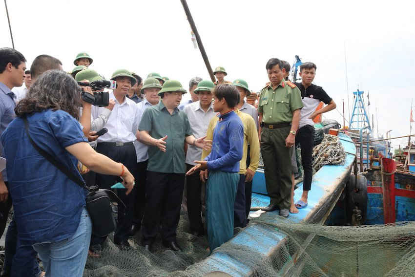 Phó Thủ tướng trực tiếp trao đổi với ngư dân tại Cửa Gianh về việc phòng tránh bão.