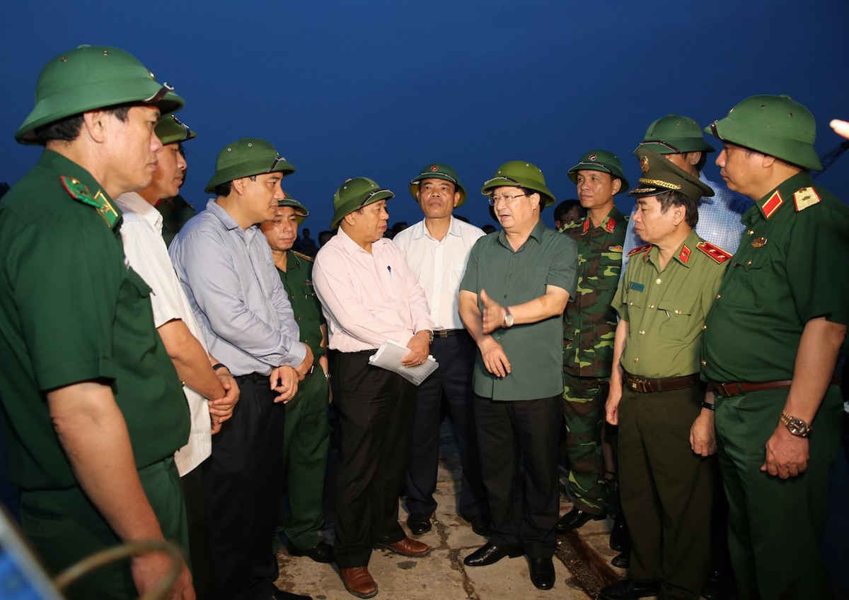 Phó Thủ tướng Trịnh Đình Dũng kiểm tra công tác phòng chống bão số 10 tại Nghệ An - Ảnh: Chinhphu.vn 