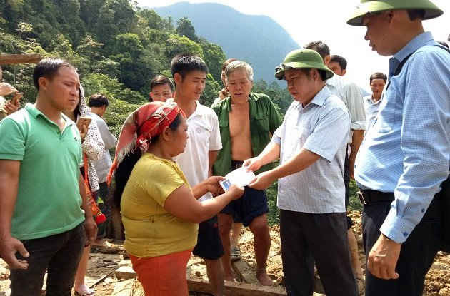 Chủ tịch UBND huyện Hoàng Su Phì Thèn Ngọc Minh thăm hỏi, động viên và trao 20 triệu đồng cho gia đình anh Phàn Văn Sinh.