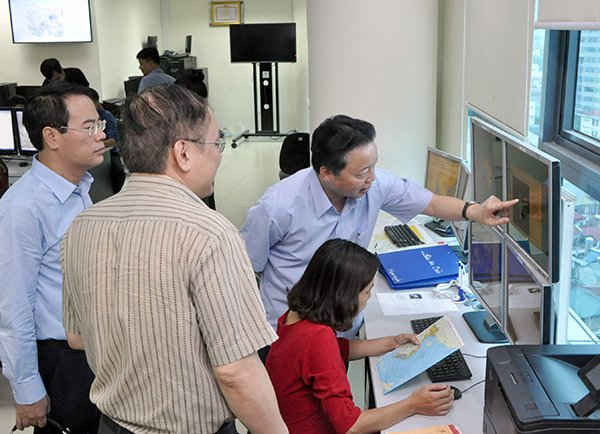 Bộ trưởng Trần Hồng Hà kiểm tra hướng đi của Bão số 10 trên hệ thống máy tính tại Trung tâm KTTV Quốc gia