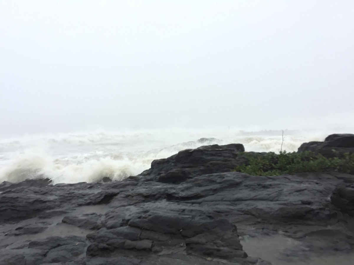 Sóng biển dâng cao tại biển Cửa Tùng (Quảng Trị)