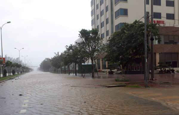 Nước ngập sâu đường Bình Minh – thị xã Cửa Lò do song biển tràn vào