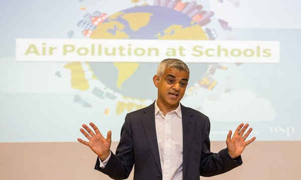 Thị trưởng London Sadiq Khan ra mắt đợt kiểm tra chất lượng không khí đầu tiên tại trường tiểu học Prior Weston – nơi có mức độ ô nhiễm gấp hai lần giới hạn pháp lý. Ảnh: Dominic Lipinski / PA