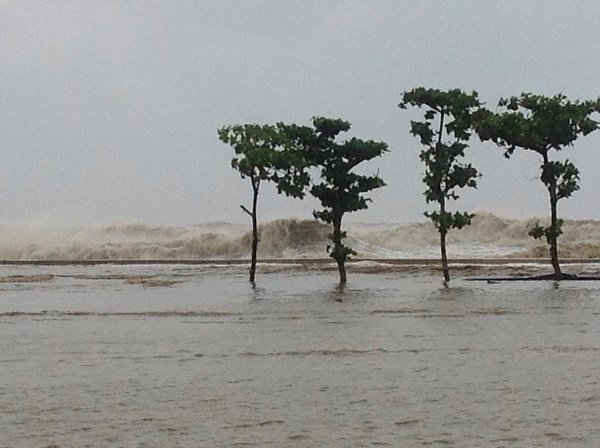 Mưa và triều cường đã tràn qua đường Hồ Xuân Hương vào sâu trong thành phố Sầm Sơn