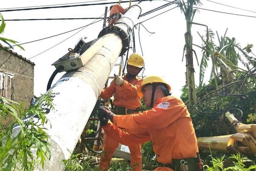 PC Quảng Bình khắc phục lưới điện sau bão số 10