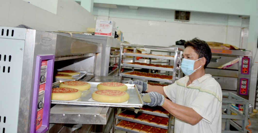  Sản xuất bánh Trung thu da rộp tại cơ sở Văn Tập Hòa