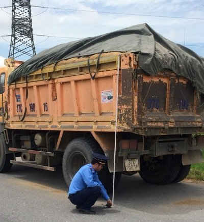 Thanh tra GTVT Nghệ An xử lý xe vi phạm trên đường Hồ Chí Minh