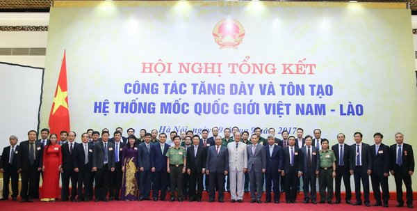 Thủ tướng Chính phủ Nguyễn Xuân Phúc chụp ảnh lưu niêm với các đại biểu. Ảnh: Viết Phùng