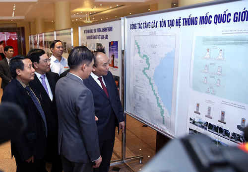 Các đại biểu tham quan triển lãm ảnh về công tác phân giới cắm mốc biên giới trên đất liền hai nước Việt Nam, Lào