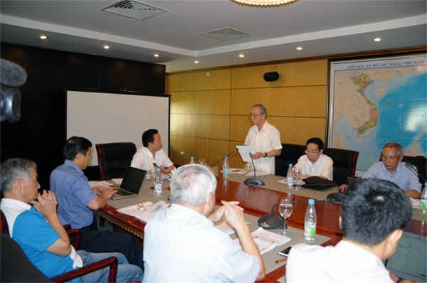 Bộ trưởng Trần Hồng Hà lắng nghe những ý kiến đóng góp của các nhà khoa học