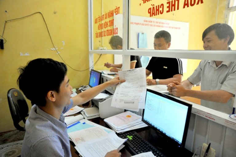 Bộ phận một cửa của Văn phòng đăng ký đất đai thành phố Tuyên Quang giải quyết yêu cầu của nhân dân. Ảnh: T.P