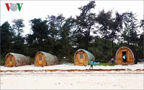 Lều vịt trên bãi biển Hồng Vàn xây dựng trái phép trên đất quốc phòng sẽ được tháo dỡ trước ngày 30/9