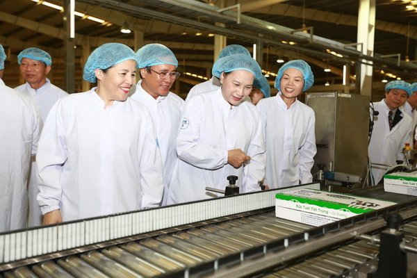 Chủ tịch Quốc hội Nguyễn Thị Kim Ngân cùng bà Mai Kiều Liên - Tổng Giám đốc Vinamilk tham quan dây chuyền sản xuất của nhà máy sữa nước Việt Nam