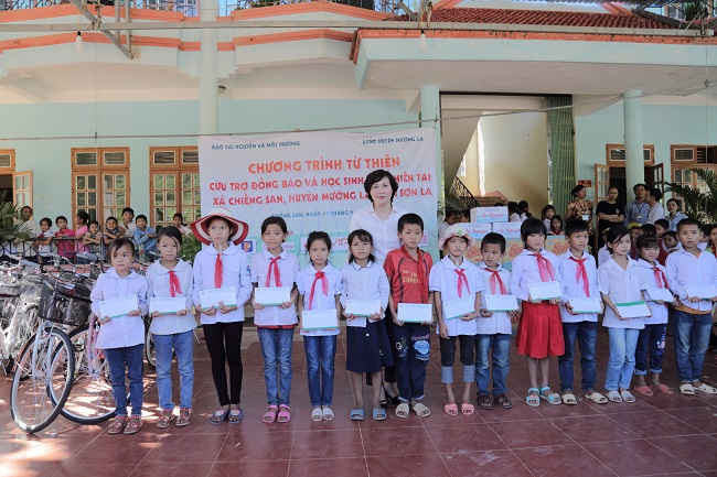 Bà Lý Thị Hồng Điệp, Phó Tổng biên tập Báo TN&MT trao 115 suất học bổng cho 115 em học sinh trường tiểu học Chiềng San (Ảnh Khánh Ly)