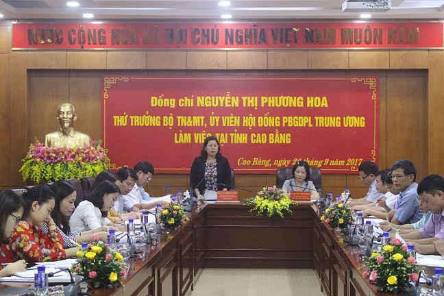Đồng chí Nguyễn Thị Phương Hoa, Thứ trưởng Bộ tài nguyên & Môi trường, Ủy viên Hội đồng phổ biến giáo dục pháp luật Trung ương phát biểu tại buổi làm việc.
