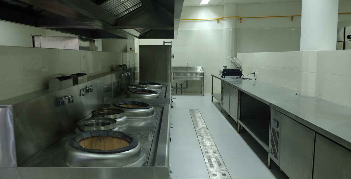 Hệ thống bếp ăn hiện đại và vệ sinh sẵn sàng cho bữa ăn của các phóng viên