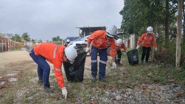 Cán bộ, công nhân viên Núi Pháo Mining thu gom rác trong khu vực công ty.
