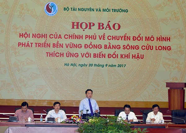 Bộ trưởng Trần Hồng Hà cũng đại diện Văn phòng Chính phủ, Bộ NN&PTNT... chủ trì buổi họp báo chiều 20/9. Ảnh: Hoàng Minh