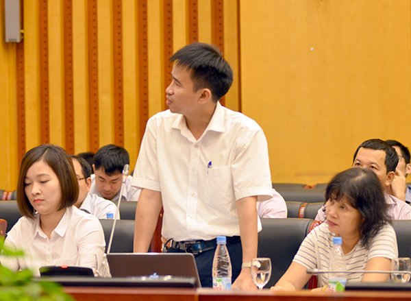 Phóng viên Báo Tuổi trẻ đặt câu hỏi với Bộ trưởng Trần Hồng Hà