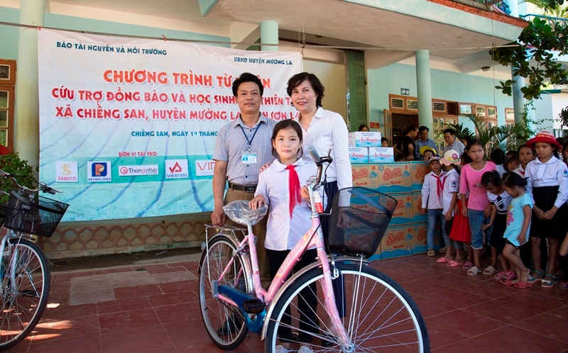 Công ty Xe đạp Thống Nhất tặng 15 chiếc xe đạp cho Trường Tiểu học Chiềng San