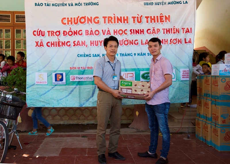 Đại diện Nhà máy sữa đậu nành Việt Nam Vinasoy trao tặng sữa cho nhà trường