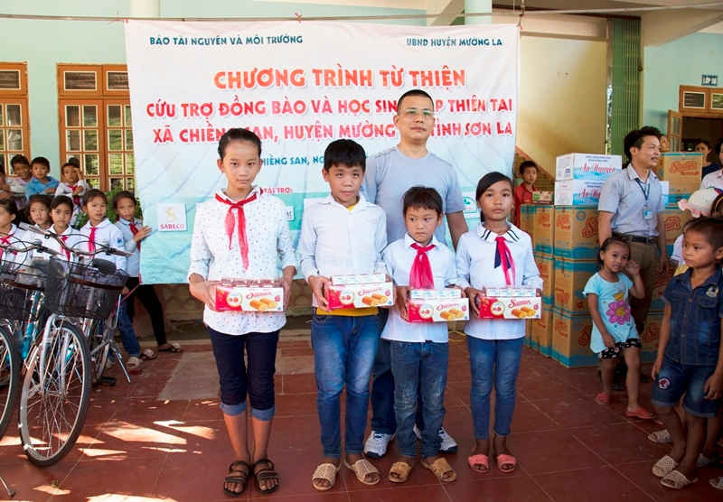 Đại diện Công ty CP bánh kẹo Hải Minh trao tặng các phần quà cho học sinh