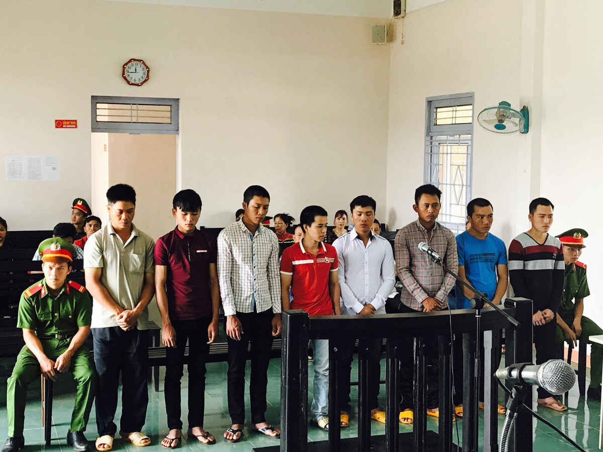 Nhóm bị cáo công nhân công ty Long Sơn tại phiên xét xử