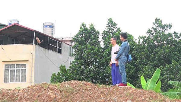 Ông Nguyễn Văn Chung  - người mặc áo trắng bức xúc vì mùi hôi thối từ bãi tập kết xe gom rác