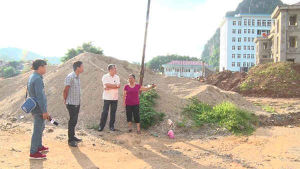 ông Nguyễn Thanh Long – Bí thư Đảng ủy, Chủ tịch HĐND phường Minh Khai, người thứ 2 bên phải sang, thẳng thắn thừa nhận tình trạng ô nhiễm môi trường từ bãi tập kết xe gom rác tại tổ 10.