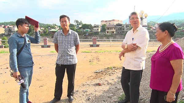 Ông Đỗ Đình Đạt, đại diện Cty TNHH Tiến Đạt, người thứ 2 từ trái sang cho rằng việc doanh nghiệp này đổ đất, chặn xe vào bãi tập kết xe gom rác là vì “sợ trộm cắp