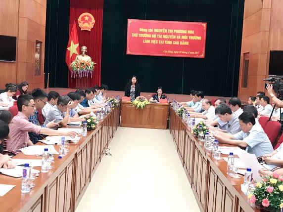 Đđồng chí Nguyễn Thị Phương Hoa, Thứ trưởng Bộ Tài nguyên & Môi trường phát biểu tại buổi làm việc. 
