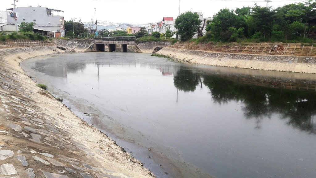 Tuyến kênh Đa Cô chảy vào hồ Trung Nghĩa (quận Liên Chiểu) đang bị ô nhiễm do chưa có hệ thống thu gom, xử lý nước thải