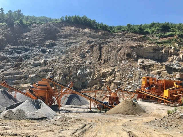 Ảnh: Công ty ĐN-MT đang triển khai máy móc trên khu mỏ phường Hòa Khánh Nam