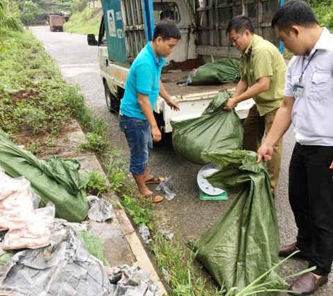 Các lực lượng chức năng tỉnh Lào Cai đang tiến hành thu giữ 535 kg thực phẩm đông lạnh bẩn không có nguồn gốc xuất sứ.