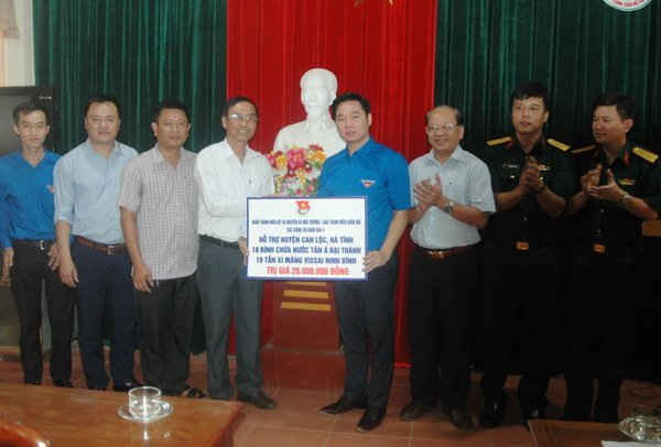 Đoàn trao tặng quà cho huyện Can Lộc – Hà Tĩnh.