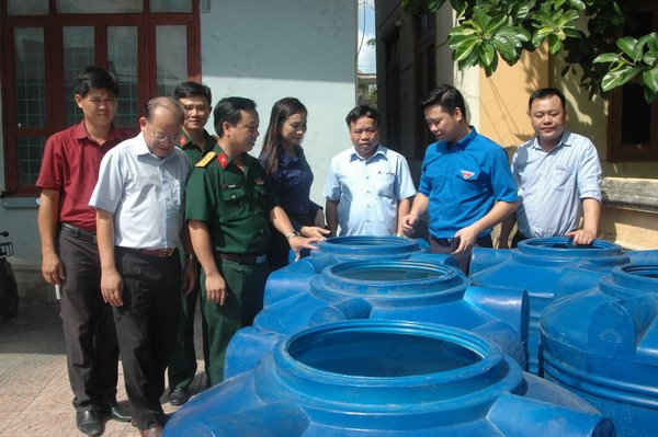 Các bồn chứa nước được trao đến tay người dân.