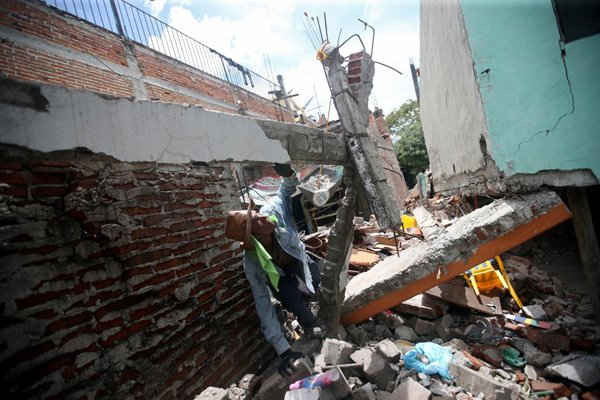 Người đàn ông nhìn vào những gì còn lại của ngôi nhà của ông sau trận động đất ở Jojutla de Juarez, Mexico ngày 21/9/2017. Ảnh: REUTERS / Edgard Garrido